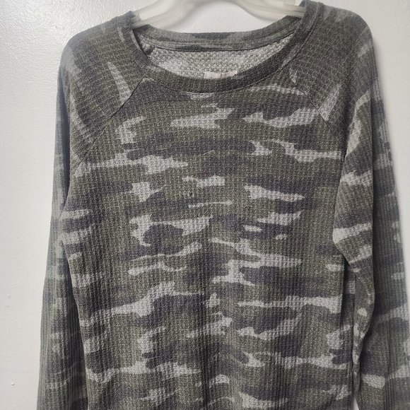 peace and pearls Tops - Peace and Pearls Thermal Camo Long Sleeve Top Medium Casual Weekend